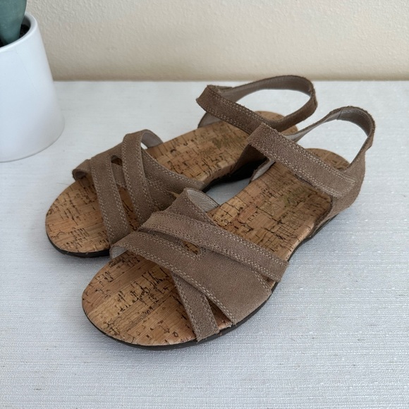 Tara M. Esme Taupe Suede Ankle Strap Flat Sandals Woman’s 7 - Picture 4 of 12